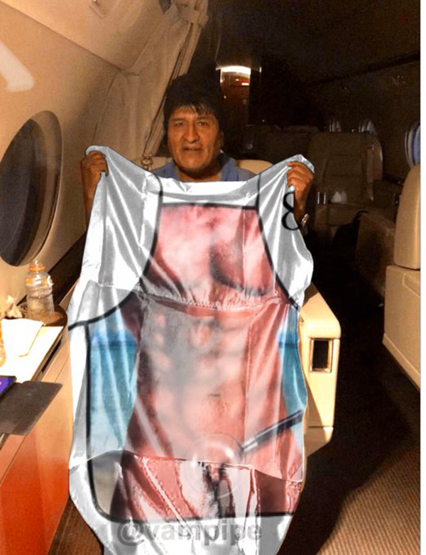 Memes de Evo Morales sosteniendo la bandera de México