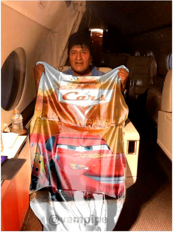 Memes de Evo Morales sosteniendo la bandera de México