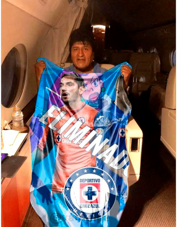 Memes de Evo Morales sosteniendo la bandera de México