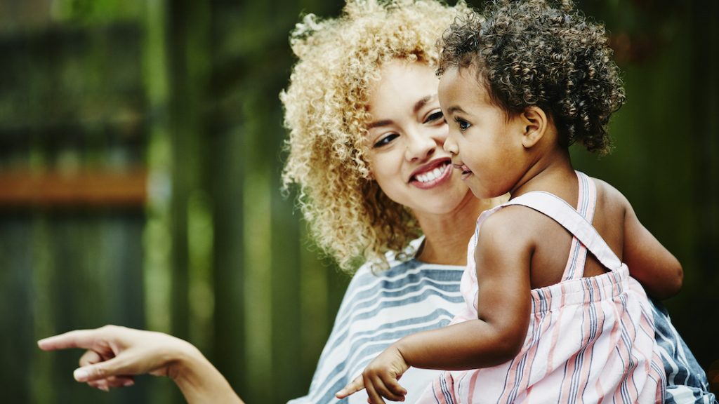 Hijas de madres solteras son más inteligentes, según ciencia