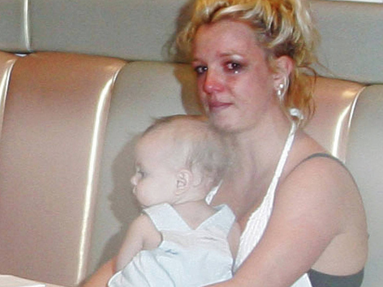 Britney Spears llorando cargando a uno de sus hijos