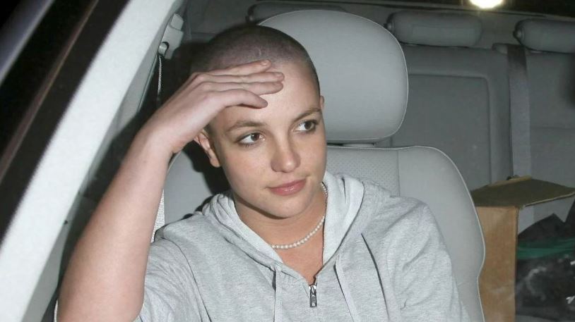Britney Spears pelona abordo de un auto