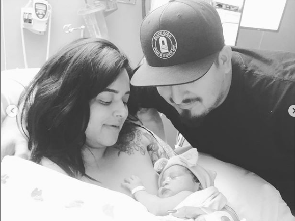Lupillo Rivera celebra llegada de su nieta junto a su hija