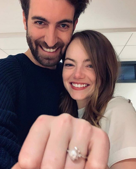 Emma Stone presume anillo de compromiso con Dave McCary