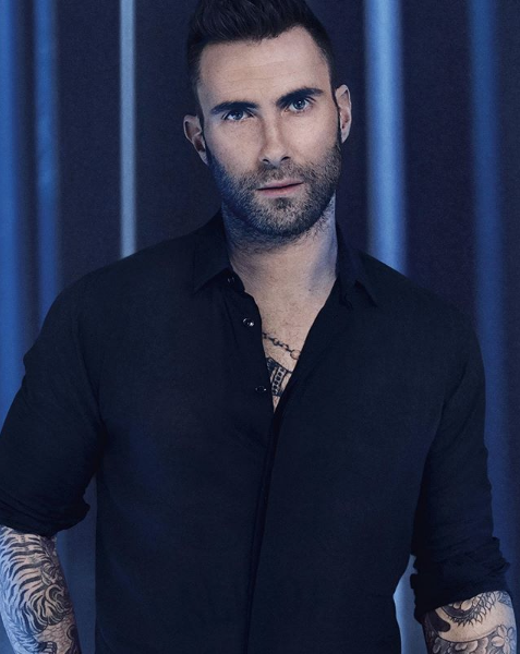 Adam Levine se disfraza de policía y regala boletos para su concierto