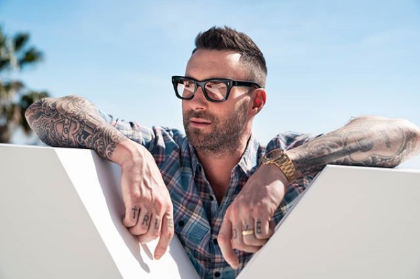 Adam Levine se disfraza de policía y regala boletos para Maroon 5