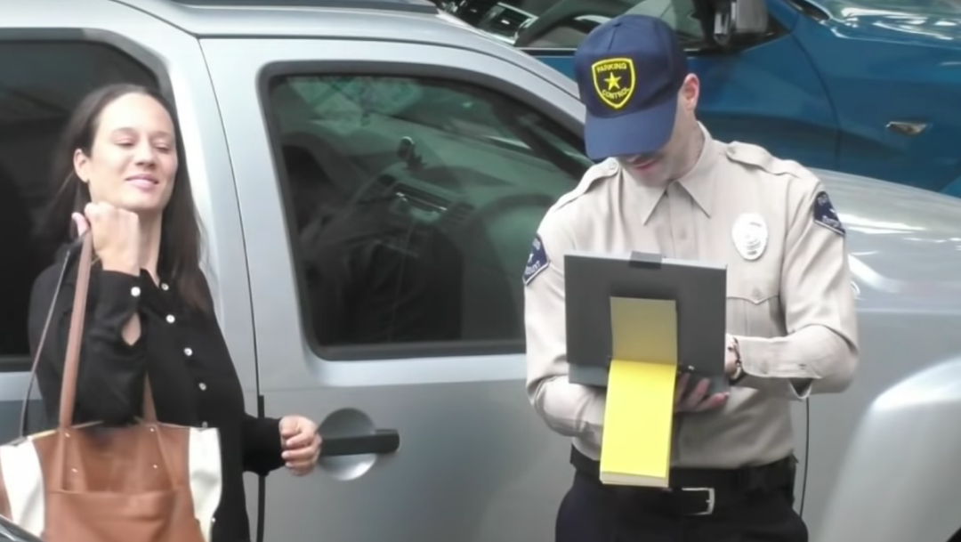 Adam Levine disfrazado de policía regala boletos Maroon 5