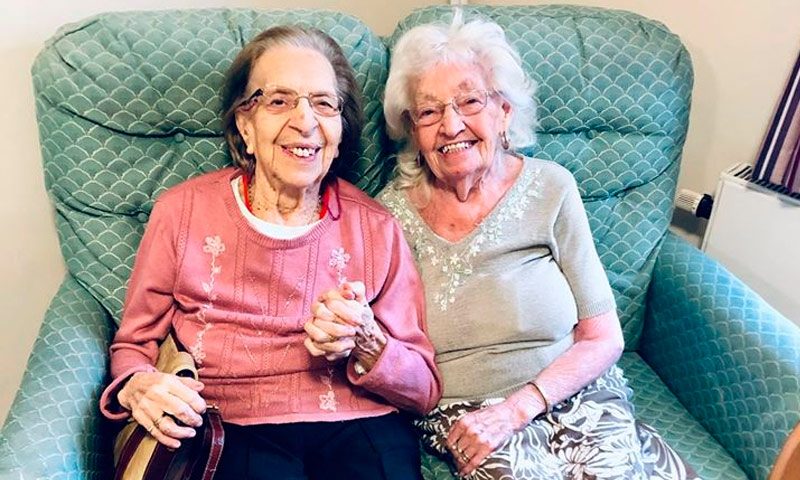 Mejores amigas se van a vivir al mismo asilo juntas