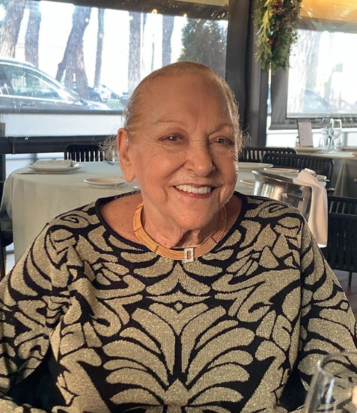Belinda comparte foto de su abuelita