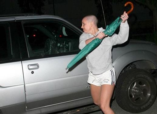 Britney Spears (Britney Pelona) golpea un auto con una sombrilla