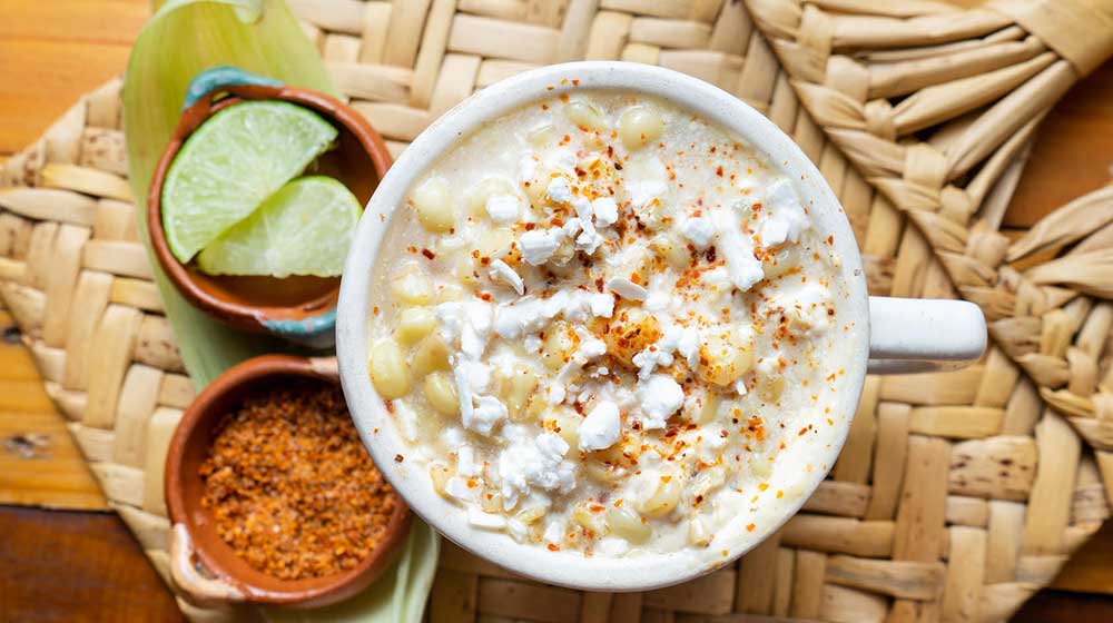 Así son los boliesquites, nueva comida de elote en bolillo
