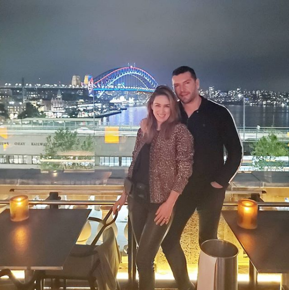 Jacqueline Bracamontes revisa celular de su esposo