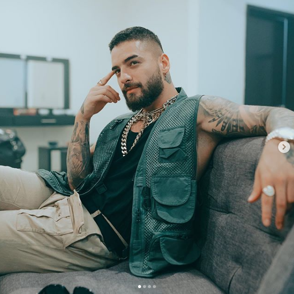 Critican a Maluma por sus chanclas