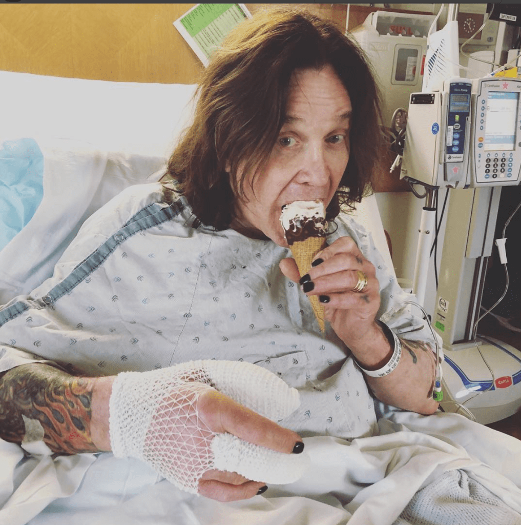 FALSO Ozzy Osbourne no está en lecho d muerte: Black Sabbath