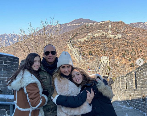 Andrea Legarreta y sus hijas con Erik Rubin en China