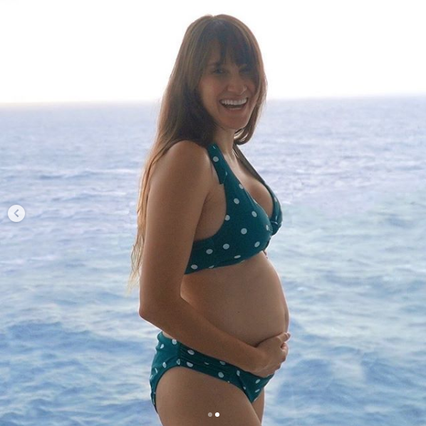 Hanna de Haash muestra su embarazo