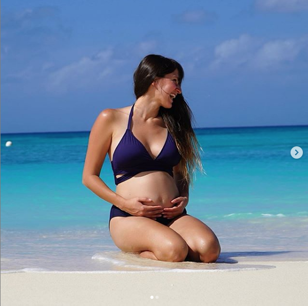 Hanna de Haash muestra su embarazo