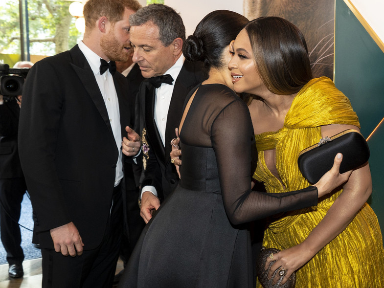 Captan a Harry buscando trabajo para Meghan en Hollywood