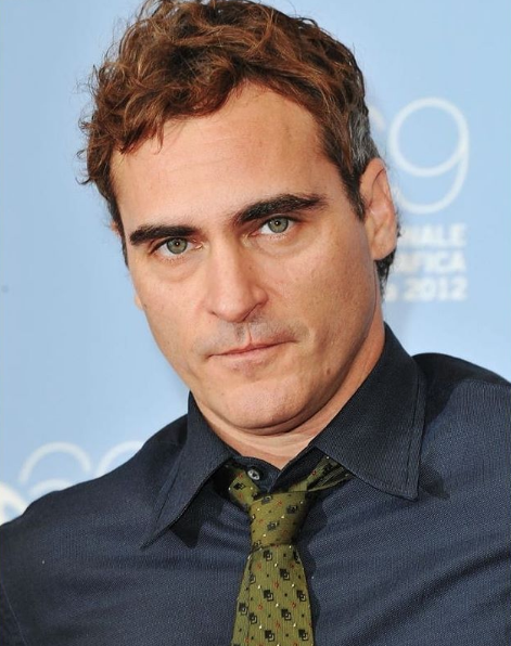 Conductora se burla del "labio leporino" de Joaquín Phoenix