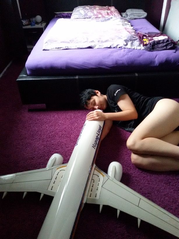 Mujer quiere casarse con avión que conoció hace seis años