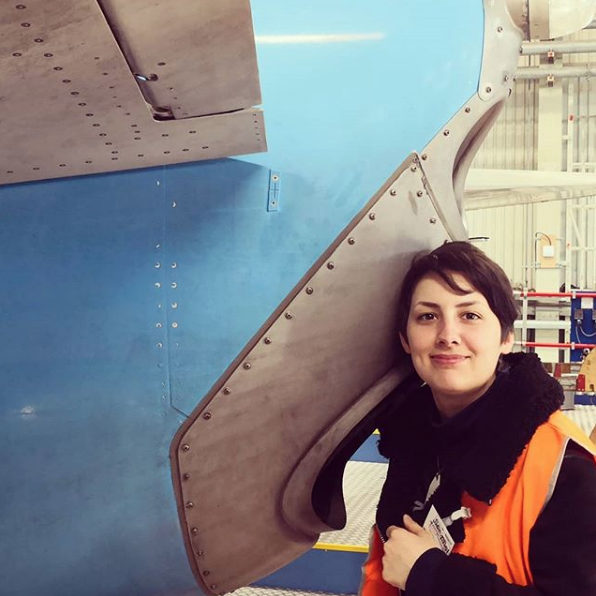 Mujer se casa con avión con el que llevaba saliendo seis años