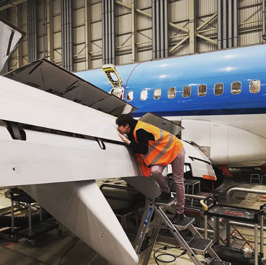 Mujer se casa con un avión