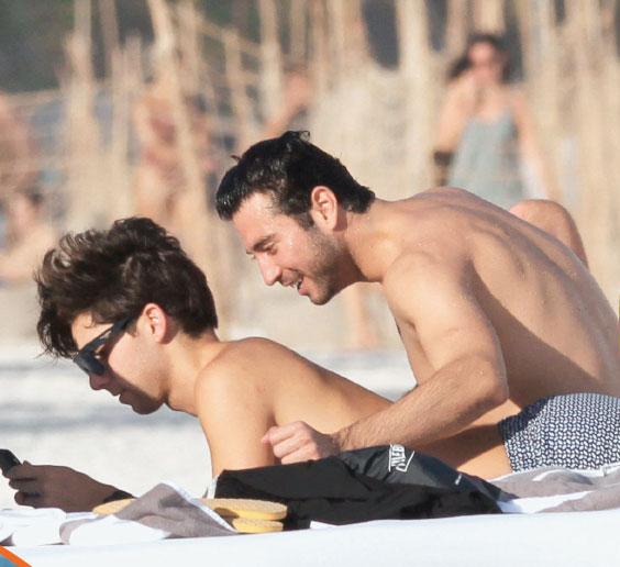 FOTOS: Mauricio Garza se besa con otro hombre en la playa