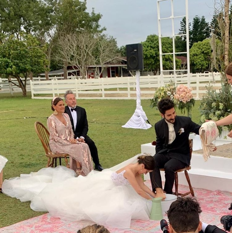 Evaluna Montaner lava los pies de su esposo Camilo en su boda