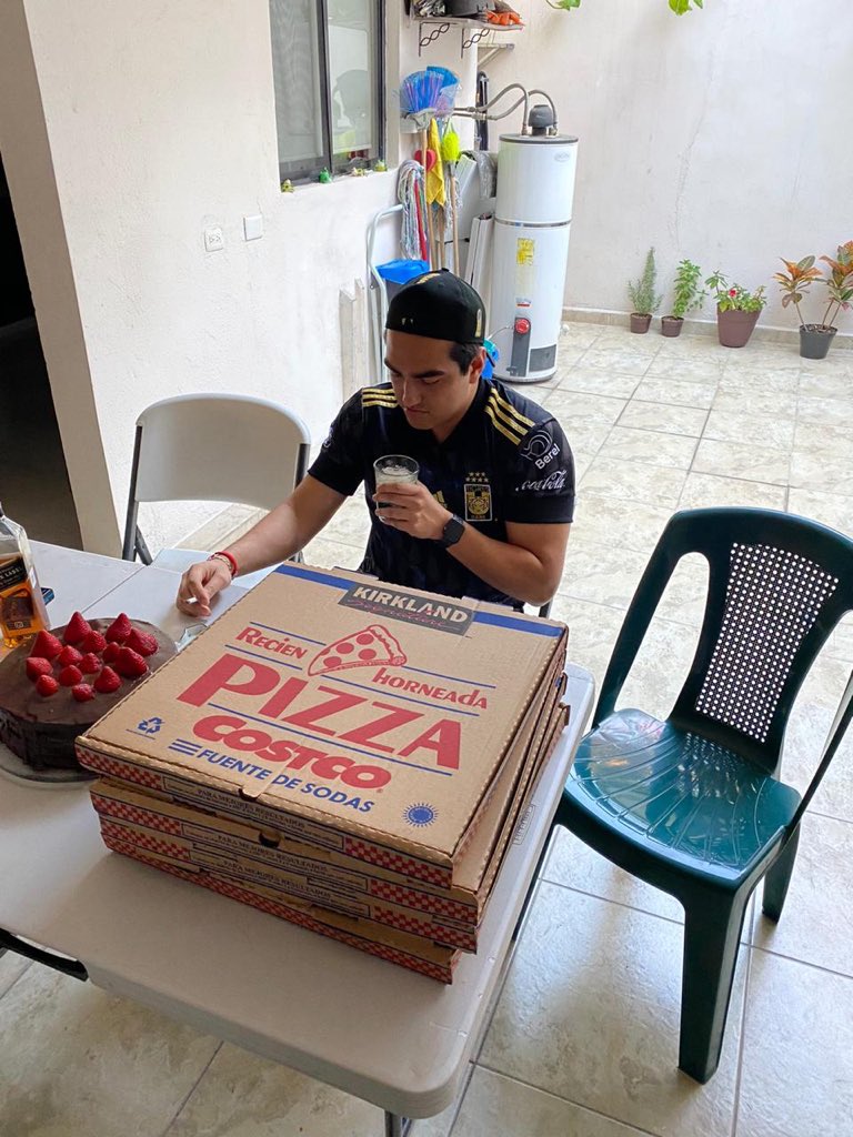 Organiza su cumpleaños con pizza, pastel y cervezas; amigos lo dejan plantado