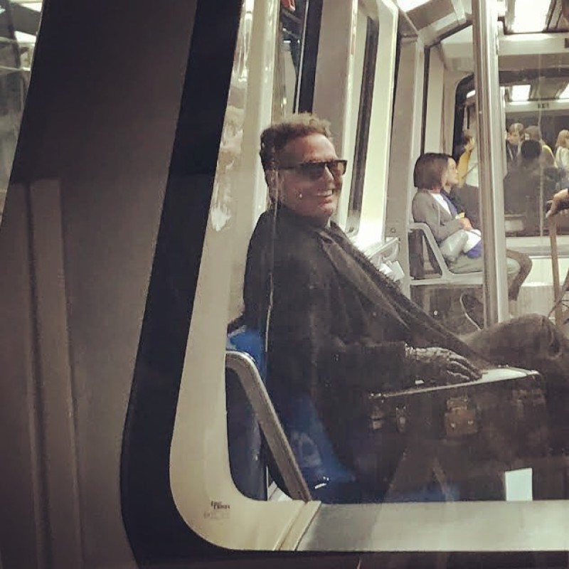 Luis Miguel viaja en el metro de Madrid