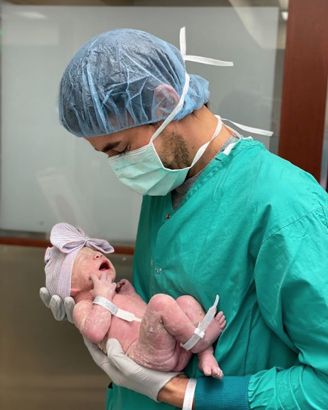 Nace la bebé de Enrique Iglesias y Ana Kournikova 