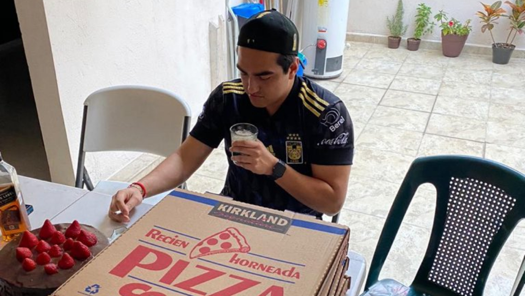 Organiza fiesta de cumpleaños; amigos lo dejan plantado