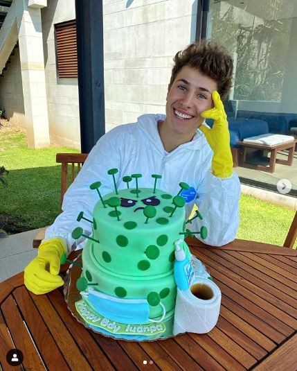 Juanpa Zurita celebra cumpleaños con pastel de coronavirus
