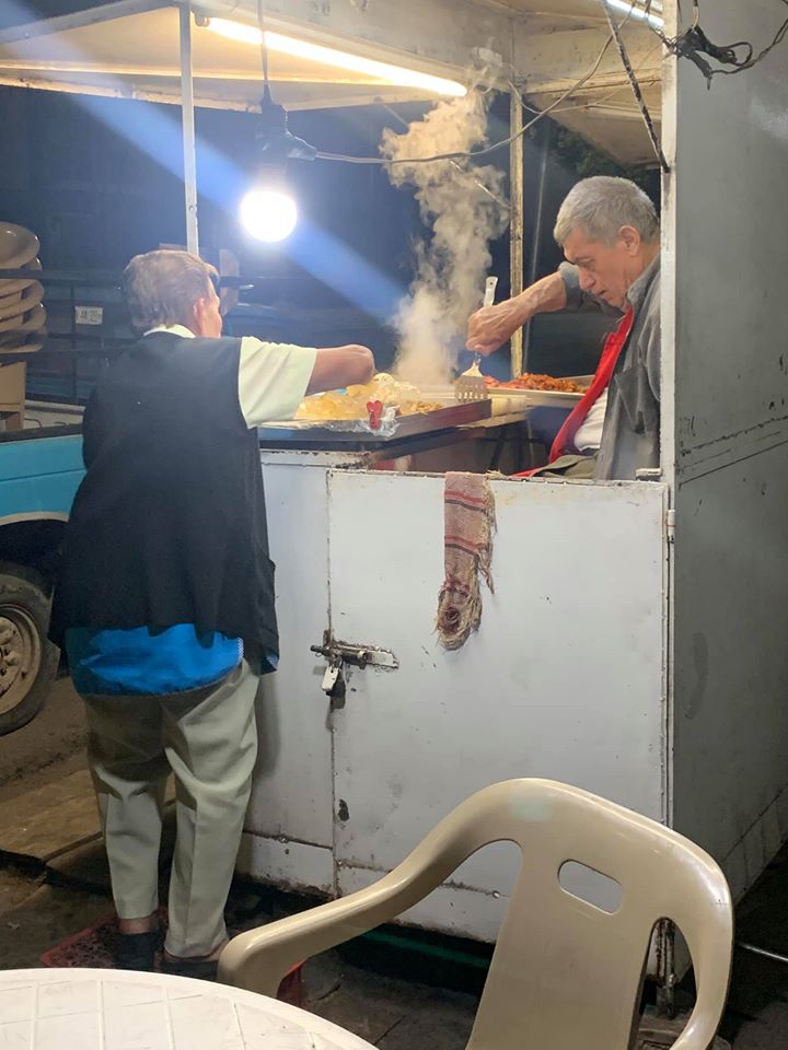 Pareja de viejitos que venden tacos hasta la madrugada se hace viral