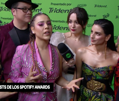 Aislinn Derbez y Danna Paola en los spotify awards