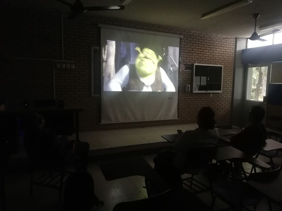 Hombres estudiantes de la UANL ven Shrek en paro nacional de mujeres