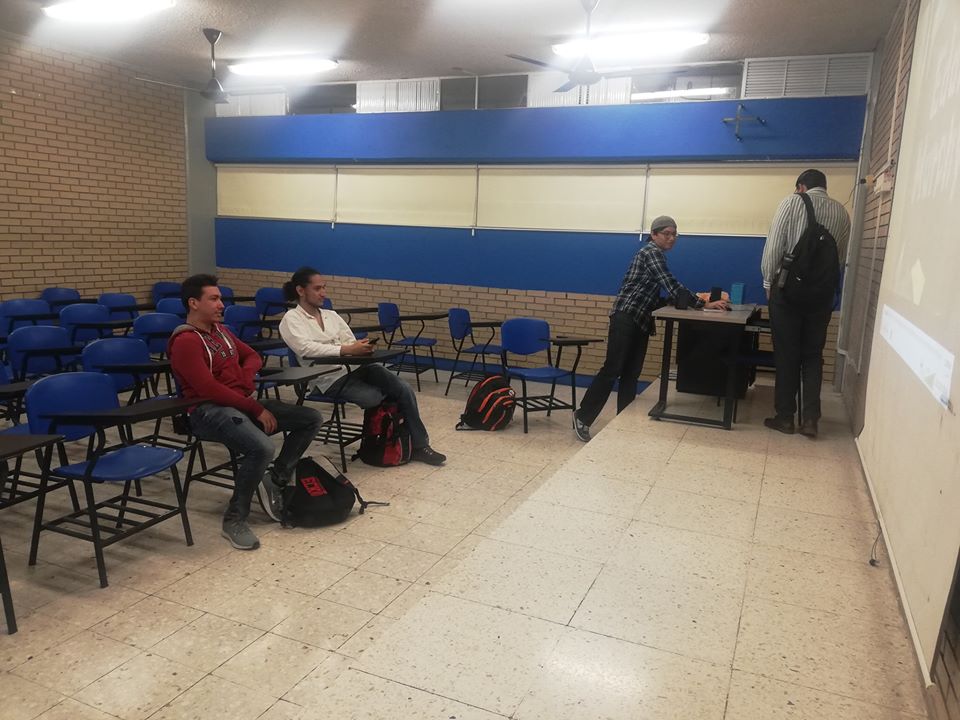 Hombres estudiantes de la UANL ven Shrek en paro nacional de mujeres