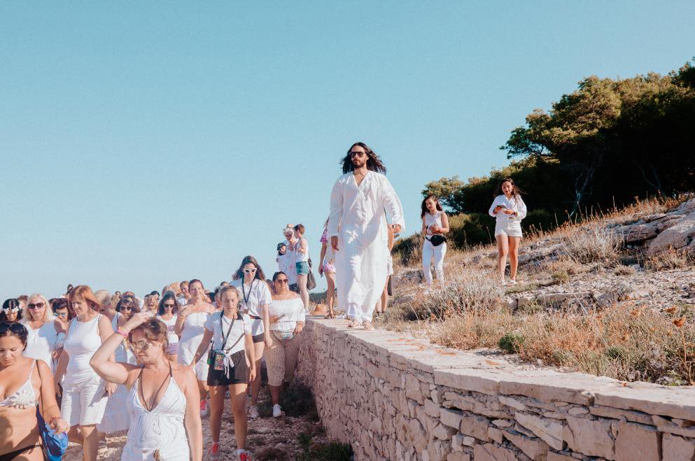 Jared Leto inicia culto religioso en isla donde él es el profeta