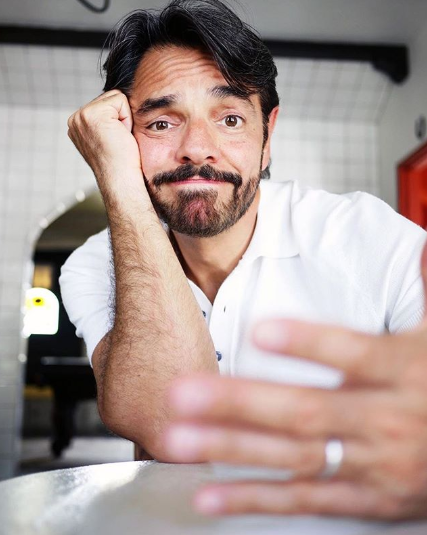 Eugenio Derbez es criticado por broma sobre el desabasto de papel higiénico