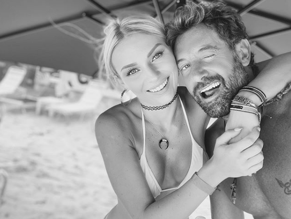 Después de la serie de discriminaciones que ha vivido Irina Baeva en los últimos días, la actriz cuenta con todo el apoyo de la familia de su actual pareja Gabriel Soto , luego de que el padre del actor, don Francisco Soto-Borja, no paró en halagarla, enfatizando que es una gran mujer para su hijo. El progenitor del actor asistió a su conferencia “Arriba Eva”, impartido por la estrella de Vino el amor y donde fue cuestionado por la prensa sobre la relación que sostiene con Gabriel, luego de la polémica que se generó tras su separación de Geraldine Bazán . “Definitivamente por primera vez, y puedo decirlo en sus 44 años, y van a ser 45 pronto, lo veo feliz, vemos radiantes sus ojos, su cara. Ha encontrado no solo una gran mujer sino una gran compañera, una gran pareja”.