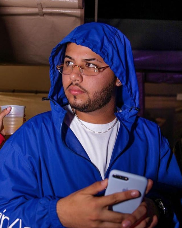 El hermano del reggaetonero Farruko sufriÃ³ un terrible accidente por el cual perdiÃ³ una extremidad. El incidente ocurriÃ³ cerca de las 5 de la maÃ±ana de hoy, en la carretera PR-5 en la comunidad de Naranjito, en Puerto Rico. El nombre del hermano es FabiÃ¡n Reyes Rosado, quien tambiÃ©n es cantante de gÃ©nero urbano y tiene un sencillo llamado â€œKTMâ€. A travÃ©s de su cuenta de Instagram, el cantante de reggaetÃ³n pidiÃ³ a sus seguidores que dedicaran una oraciÃ³n por la salud de su hermano.