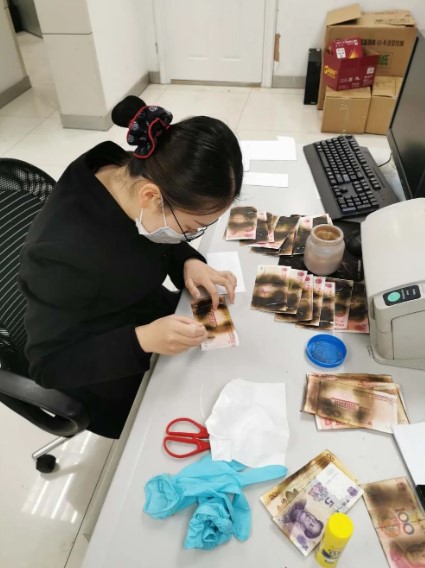 Mujer quema billetes por intentar desinfectarlos en el microondas