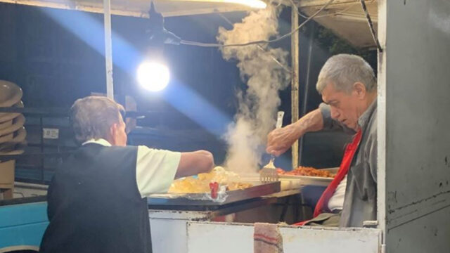 Pareja de abuelitos atiende puesto de tacos se hace viral
