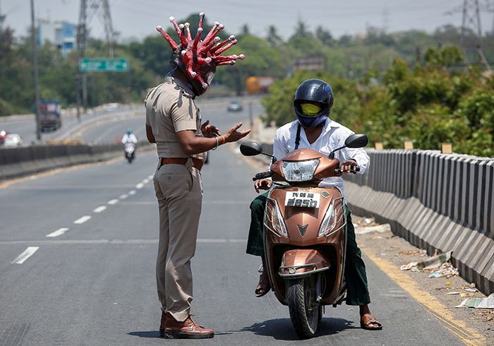 Policía en la India usa casco de Coronavirus para evitar que la gente salga de casa