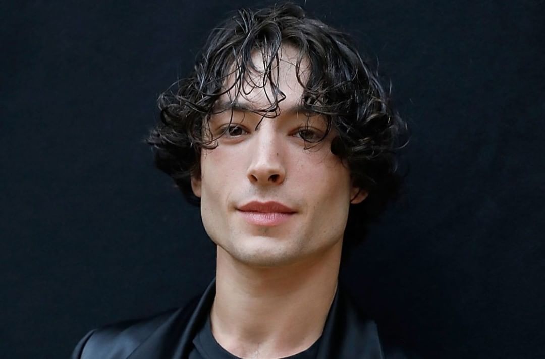 Ezra Miller ahorca a una fan en video