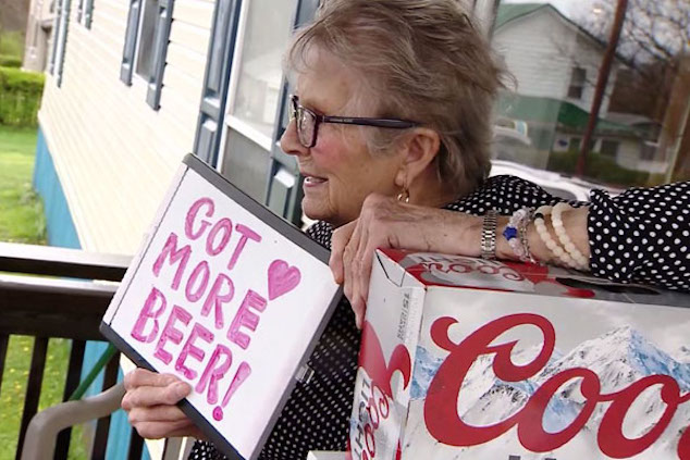 Olive Veronesi recibe 150 latas de cerveza para cuarentena