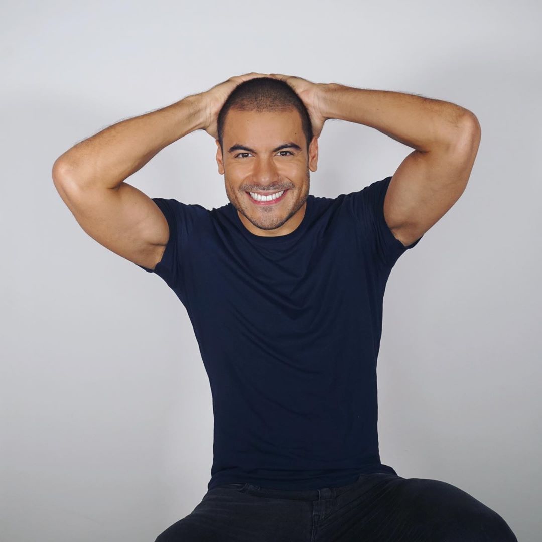 Carlos Rivera se rapa en cuarentena por Coronavirus