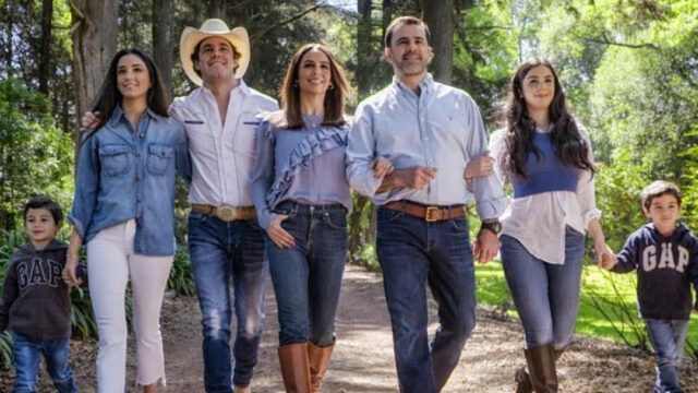 Bibi Gaytan y sus hijos cumpleaños 50 Eduardo Capetillo