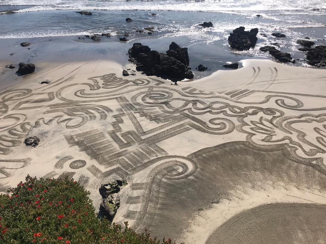 Lila Deneken impacta con fotos de señales en playa de Rosarito