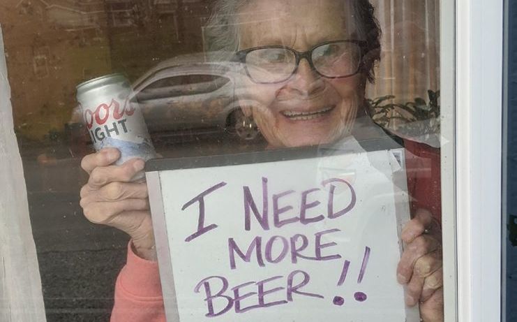 Olive Veronesi recibe 150 latas de cerveza para cuarentena